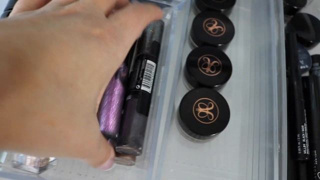 MY MAKEUP COLLECTION 2020 | VANITY TOUR | HOW I ORGANIZE AND STORE MAKEUP | HOW I CLEAN MY BRUSHES смотреть онлайн