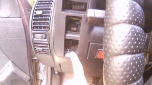 Опель омега А : замена лампочек подсветки.