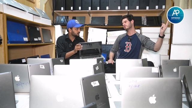 Apple Laptop Biggest laat смотреть онлайн