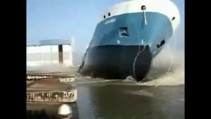 Спуск корабля на воду офигенное видео