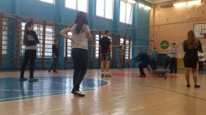 Тренер тянется после пробежки!