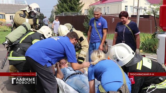 Сотрудники МЧС отработали на учениях взрыв бытового газа в квартире жилого дома.