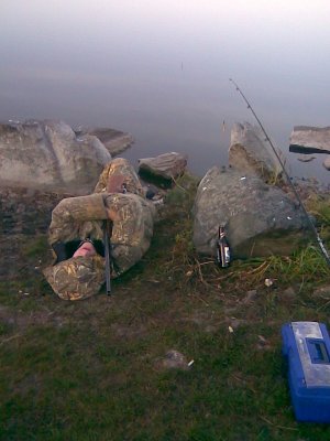 Скорее развлечение, чем рыбалка. Вечерние посиделки на озере..