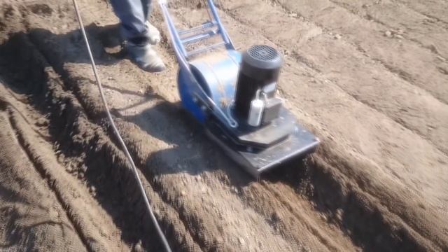 Лоплош. Электрокультиватор. Испытания в работе. Electric Cultivator Of The Soil.