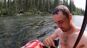 Горная река УС, попытка прохождения порога, ловим хариуса на мушку.
