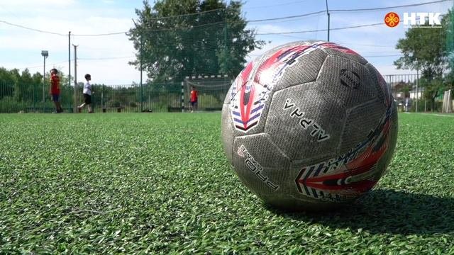 Юные спортсмены обучаются игре в футбол в летнем лагере