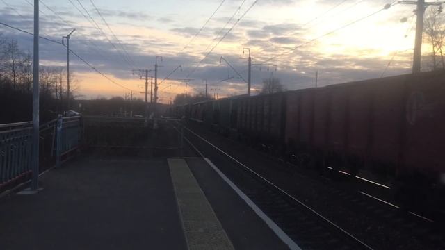 2эс4к-058 "Дончак" с грузовым поездом проезжает станцию Ивановская смотреть онлайн