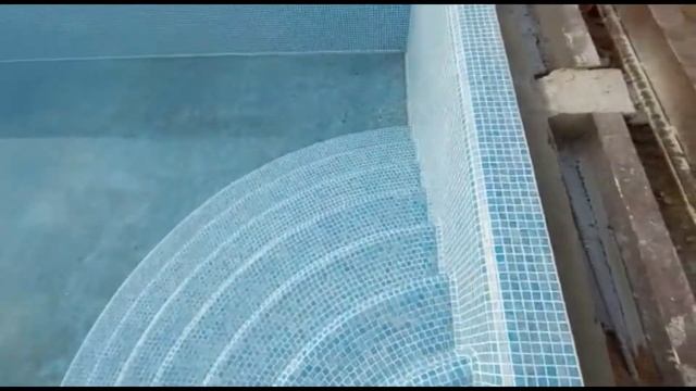 Скиммерный бассейн с откатной террасой