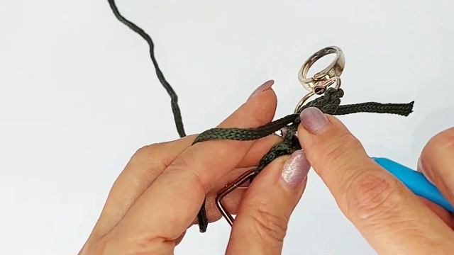 Вязаная застёжка на карабине