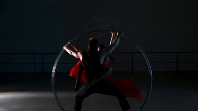 Acroart: duo cyr wheel || duet na kole смотреть онлайн