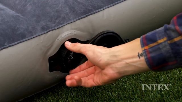 Надуваем матрак с вградена комбинирана помпа INTEX Single High 64781, 64783 | КОМСЕД смотреть онлайн