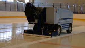 Машина для заливки и уборки льда Olympia Millennium в работе на корте СЛК "ОРИОН" Бологое