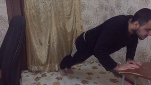 Тренировки в домашних условиях. Отжимания от стула. Спорт