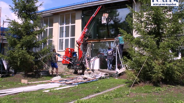 Монтаж стекла массой 800 кг с помощью мини-крана. pkfpodem.ru, (912)498-48-88 смотреть онлайн
