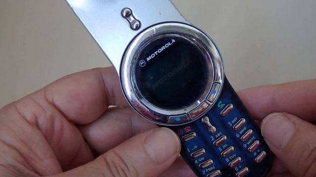 Motorola V70