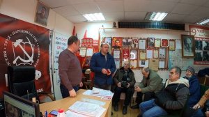 Киришский райком КПРФ. Вручение партбилетов, вступившим в партию.