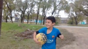 Как мальчик закидывает мяч в кольцо