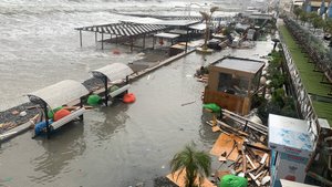 Ураган и шторм в Сочи 26-27.11.2023 - разрушено все: набережная, рестораны! Катастрофа!