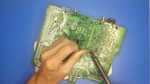 Как выпаять микросхему и другие радиодетали при помощи иглы для инекций от системы?