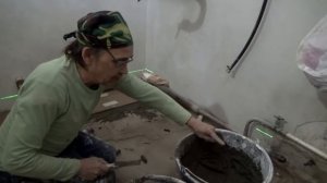 Укладка напольной плитки без стяжки и уровня. Старый дом.