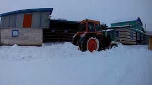 Чистка снега со двора на тракторе ЛТЗ-60!!
