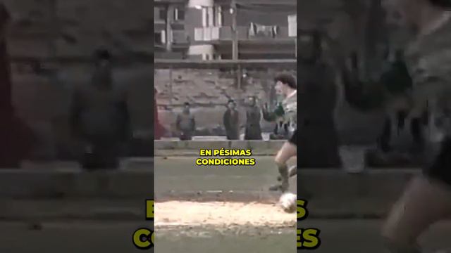 MARADONA JUGANDO EN EL BARRO