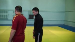 Загиб руки за спину нырком