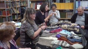 Держи ноги в тепле. Каменские общественники вяжут носки для солдат. Панорама 25 ноября 2022