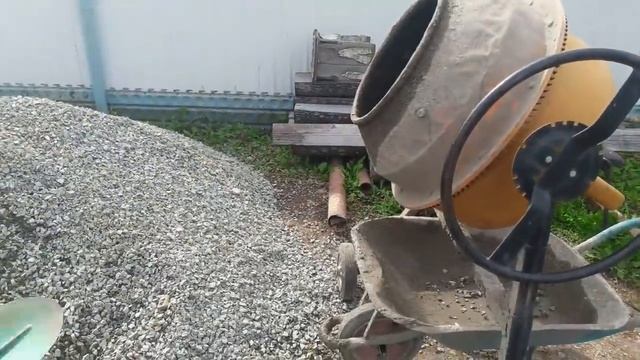 Заливка дорожек бетоном на участке: процесс, пропорции, нюансы