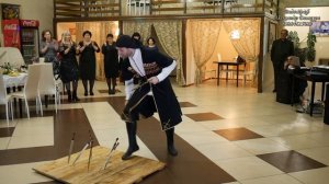 Захватываюйщий "Танец с кинжалами" от солиста "Исламей"