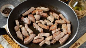 Жареная свинина кусочками с луком