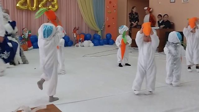 танец зайчат. Очень милые детушки #танцыдлядетей #детитанцуют #dancechildren #dancebykids
