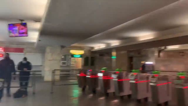 ПОЛИЦИЯ ПОЛУЧИЛА ПО ЗАСЛУГАМ! ХАРЬКОВ, ЮЖНЫЙ ВОКЗАЛ. смотреть онлайн