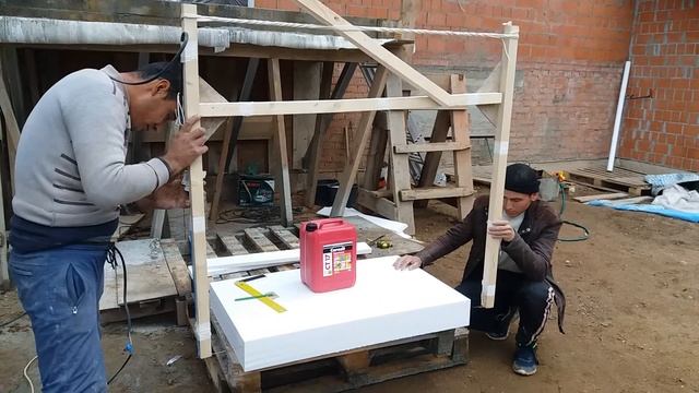 Как правильно резать пенополистирол, ребята учатся резать его лучковой пилой с нихромовой нитью смотреть онлайн