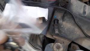 додж гранд караван 2001г. замена датчика температуры воздуха во впускном коллекторе