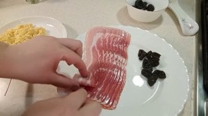 рулетики из бекона с сыром и черносливом?