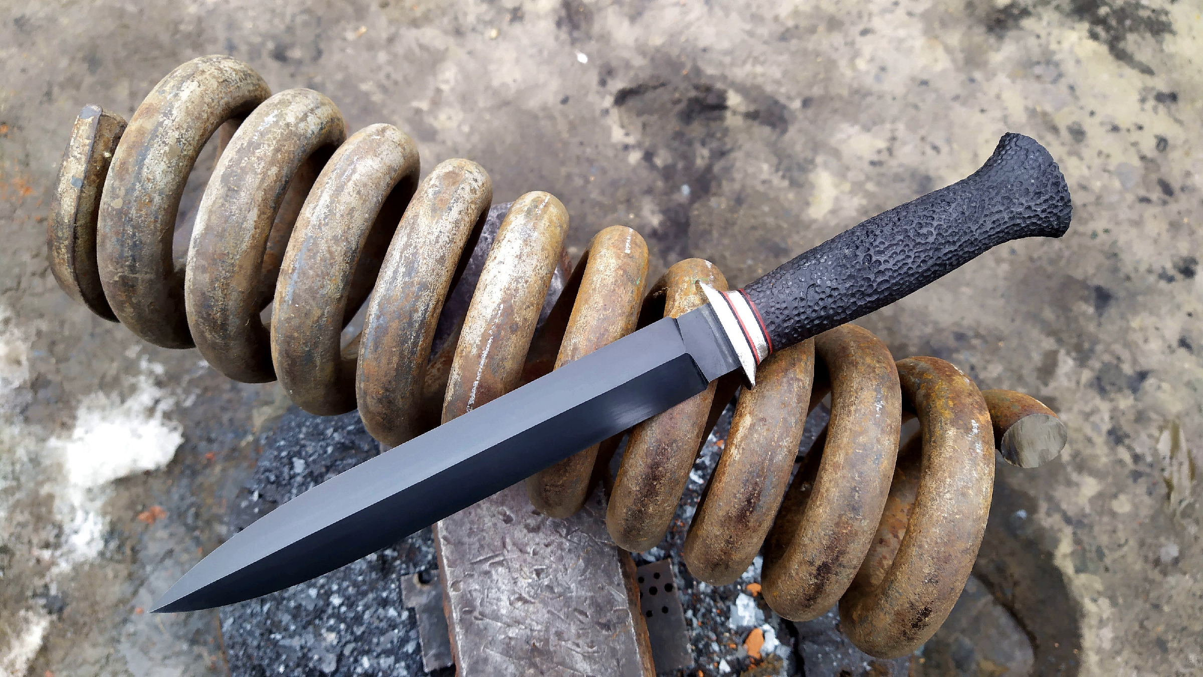 Изготовлене крутого черного кинжала из куска старой пружины смотреть онлайн