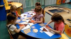 Аппликация в младшей группе "Домик с окнами" (части суток) и "Дерево" (ствол, ветки)