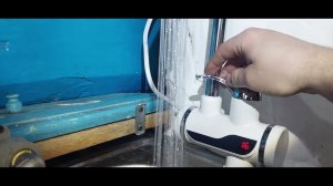 Установка электрического крана - водонагревателя проточного типа с цифровым дисплеем