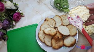 На праздничный стол простые бутерброды с киви, сыром и чесноком!