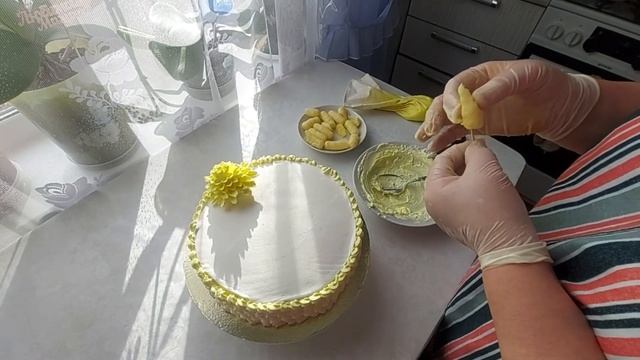 ТОРТ ИЗ КРЕМА С ЦВЕТАМИ.