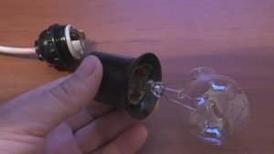 Как выкрутить цоколь из патрона