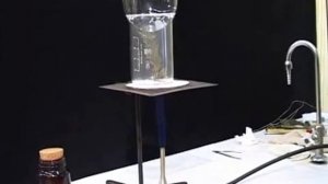 Химический опыт: искусственный снег (возгонка бензойной кислоты).