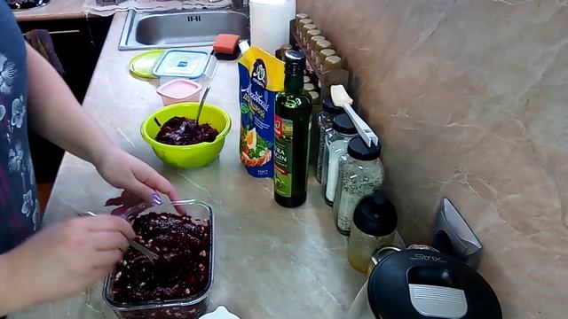 Бюджетные салатики из свёклы))Свёкла с чесноком и майонезом и свёкла с кедровым орехом и оливковым.
