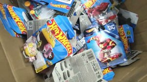 Охота на Хот Вилс: Как найти Hot Wheels в Детском Мире в 2023 году и дербан коробки на 250 машинок!