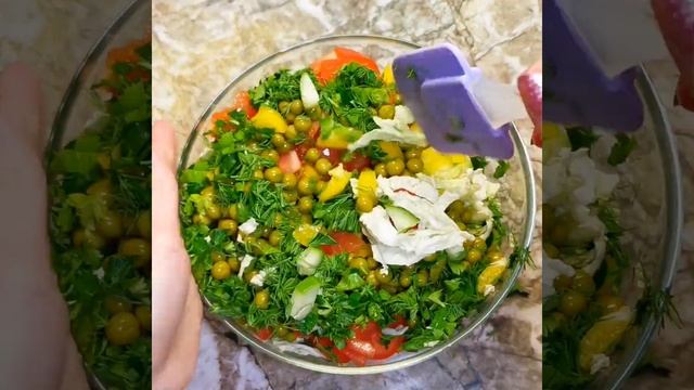 Овощной салат с пекинской капустой, огурцом, помидором, горошком, перцем, зеленью смотреть онлайн