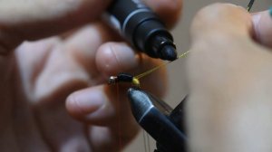 мушка на хариуса с тесёмкой седеф батик.