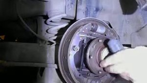 Как снять заглушку задней ступицы на VW-POLO