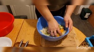 очень вкусные котлеты из варёной картошки и кабачок.