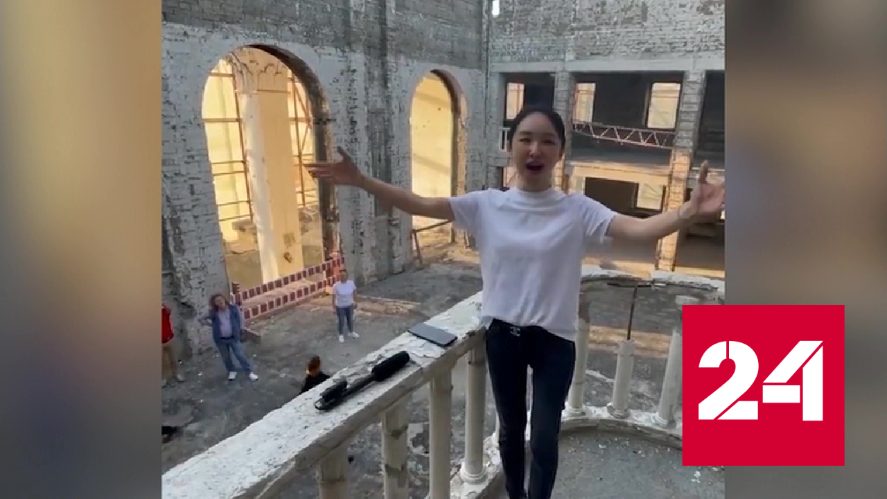 Видео с китаянкой, поющей "Катюшу" в Мариуполе, покорило интернет - Россия 24